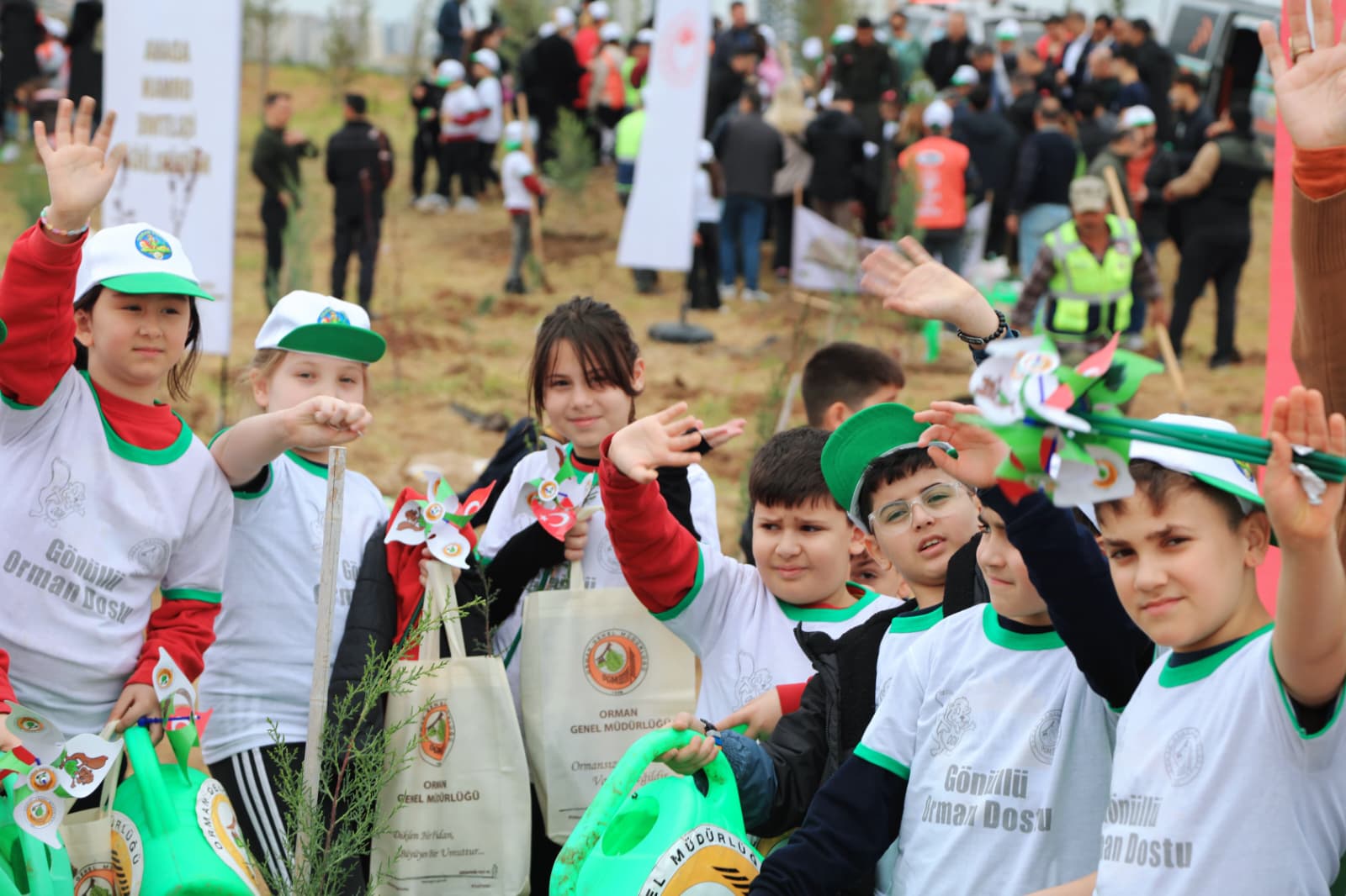 MİMAR KEMAL İLKOKULU ÖĞRENCİLERİNDEN 'YEŞİL VATAN'A CAN SUYU! 