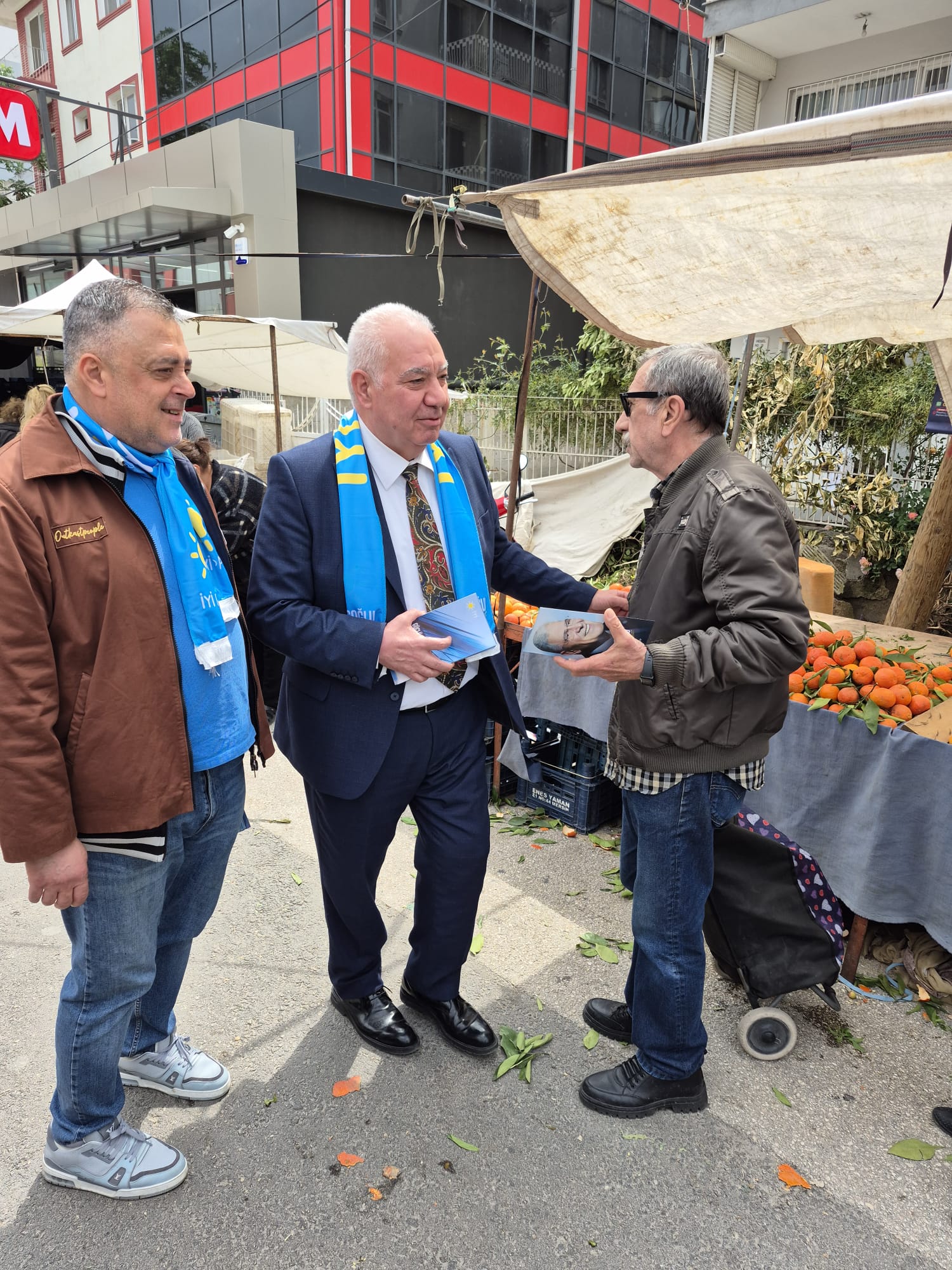 İYİ Parti Seyhan Teşkilatı Pazarda Vatandaşla Buluştu