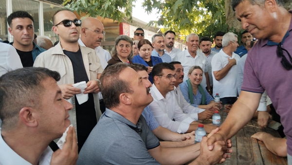 Karaisalı'da Tarihi Gün! Yavuz Ağıralioğlu'na Çiçeklerle Karşılama ve Yoğun İlgi